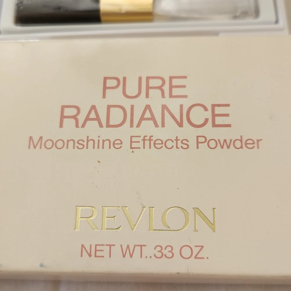 Revlon Pure Radiance Moonstone Powder